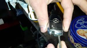 Remplacement Piles Cle De Contact Mercedes C200 2006 Youtube