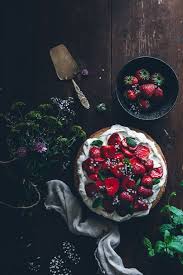 Le Regal De Fruits De Saison Avec Des Fruits Rouges Hygge Table Decoration Automne Jaune Photographie Recettes De Cuisine Stylisme Culinaire Nourriture