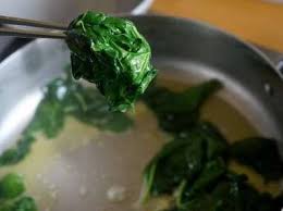 Epinards Frais Juste Tombes Au Beurre Recette Par Chef Simon Recette Epinards Sautes Epinard Frais Epinard