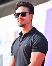 500 New Trending Amazing Action Hero Tiger Shroff Pic Collection Life Is Won For Flying Wonfy Tiger Shroff Tiger Shroff Body Bollywood Actors