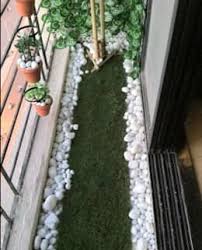 Artificial Grass Matting On The Floor And Gorgeous White Pebbles Create An Organic Ambiance In The Balcon Rooftop Decor House Plants Decor Small Balcony Garden