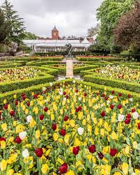The Spring Tulip Garden In London S Holland Park Is One Of The Most Beautiful Gardens In The City Hollandpark Garden Gardendesign London London Forar