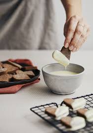Biscuits Sables Au Chocolat Noir Trempes Dans Le Chocolat Blanc Trois Fois Par Jour Food Christmas Dishes Desserts