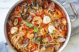 La One Pot Pasta Aux Fruits De Mer Est Une Recette Ou L On Cuit Tous Les Ingredients Dans La Meme Sau En 2020 Recettes De Cuisine Fruits De Mer Recette Cuisine