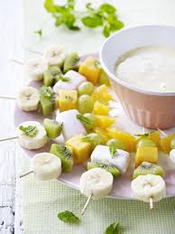 Brochettes De Fruits Sauce Au Chocolat Blanc Recette Brochette Fruits Brochette Sauce Au Chocolat Blanc