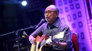 Download Mp3 Lagu Titip Rindu Buat Ayah Ebiet G Ade Lengkap Dengan Chord Dan Liriknya Tribunnews Com Mobile Download lagu titip rindu buat ayah animasi cepat dan mudah.