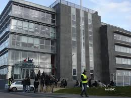 Hôtel d'entreprises neuf à vocation tertiaire proposant des bureaux à la location (35 cellules de 14 à 40 m²) sur 2 niveaux d'un immeuble neuf au havre. Faux Commissariat Le Havre