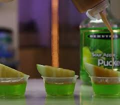 Here S The Recipe Caramel Apple Jello Shots 1 1 2 Oz 45ml Apple Vodka 1 1 2 Oz 45ml Sour Apple Puck Apple Pucker Drinks Sour Apple Pucker Apple Pucker