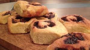Une Recette De Pate A Brioches Avec Garnitures Au Choix Double Chocolat Ou Pacanes Au Beurre Homemade Bread Food Brunch