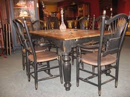 Au contraire, cette table compacte ainsi que les chaises assorties toutes blanches optimisent l'espace tout en apportant une touche en plus, elle s'adapte facilement aux petits espaces. Dining Room Furniture Meubles Des Patriotes