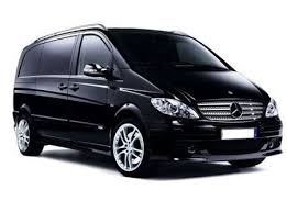 Avec La Mercedes Viano Bougez En Toute Liberte Une Veritable Familiale Possedant Un Habitacle Extremement M Voiture Location De Voiture Mercedes Benz Vito