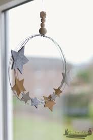 Wir Feiern Weihnachten Diy Idee Metallkranz Mit Sternen Rheinherztelbe De Diy Weihnachten Diy Event Weihnachtsdekoration