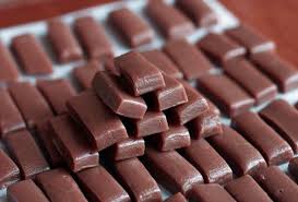 Recette Bonbons Mous Au Caramel Au Beurre Sale Et Chocolat Noir Recette Recette Bonbon Bonbon Caramel Recette Bonbon Caramel