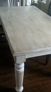 Table Repeints Avec Peinture A La Craie Furniture Makeover Inspiration Distressed Table Diy Paint Furniture