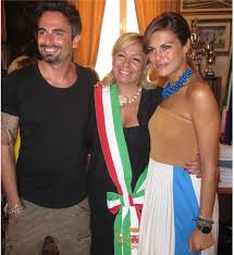 Attrice, conduttrice televisiva e cantante italiana. Matrimonio Di Bianca Guaccero Al Comune Di Monopoli
