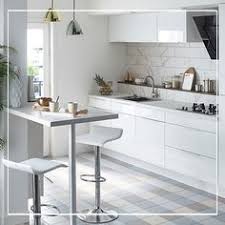 Tout De Blanc Vetue Equipee De Facades Artic Blanc Mat Voici Une Cuisine Elegante Et Lumineuse Meuble Cuisine Mobilier De Salon Cuisine