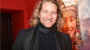 Jacky reçoit la femme de françois corbier, doune roux, artiste peintre, la comédienne et artiste peintre antollena da gilia, et le duo lorraine et marian baicu, et le patineur et chanteur gwendal. Gwendal Peizerat Que Devient Le Patineur Champion Olympique Avec Marina Anissina Femme Actuelle Le Mag