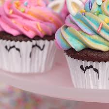 Einhornschokoladenkleine Kuchen Mit Dem Regenbogen Buttercream Bereifen Chocolate Cupcakes Rainbow Cupcakes Frosting Rainbow Frosting