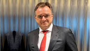 İş adamı şarık tara'nın oğlu sinan tara, alman lisesi'nden sonra eth zurich'te inşaat mühendisliği. Boyuwzbj8rcb0m