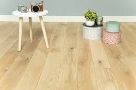 Découvrez notre collection de parquets chêne massifs traditionnels bruts, de production et de fabrication française ou européeene. Parquet Massif Chene Brut Rustique Parquet Massif Pas Cher