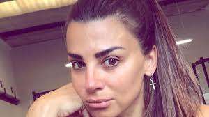 Serena enardu, insieme alla sorella, pubblica delle stories sul suo profilo instagram dopo le polemiche suscitate dall'immagine della torta di compleanno con sopra la bandierina con una svastica. Serena Enardu Vittima Di Un Atto Vandalico Incendiata La Sua Auto Lanostratv