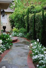 Anchor Tall Plantings In This San Francisco Garden White Tulips Lend A Pristine Formality To A Brick Edge Jardines Contemporaneos Senderos De Jardin Jardines