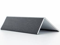 Le gris s'adapte à toutes les ambiances, la preuve en images avec nos en lin et le tapis descente de lit, le gris, avec une dominante anthracite, domine dans cette chambre à coucher. Cornieres Pvc Gris Anthracite 60x40
