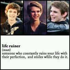 Sustantivo Alguien Que Arruina Constantemente Tu Vida Con Su Perfeccion Y Sonrie Mientras Lo Hace Robbie Kay Peter Pan Robbie Kay Peter Pan Ouat