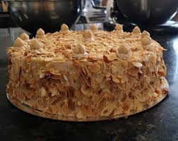 Le Mascotte Genoise Vanille Creme Au Beurre Pralinee Et Amandes Effilees Recette Gateau Genoise Recettes De Cuisine Gateau Savoureux