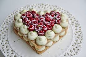 Coeur De Dacquoise Aux Amandes Mousse Au Mascarpone Et Chocolat Blanc Framboises Et Citron Vert That S Amore Patisserie Recette Dessert Gateaux Et Desserts