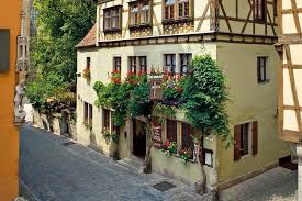 The room was comfortable with a lovely updated bathroom. Hotel Reichskuchenmeister Rothenburg Ob Der Tauber Gastgeber Liebliches Taubertal Unterkunfte
