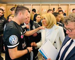 Karl Olive Pa Twitter Arrivee De Madame Brigitte Macron Pour Le Match Du Varietescf Vs Stadedereims En Faveur De La Fondationfemmes Et De L Association Femmes Relais 51 Vcf Caritatif Https T Co Ct8rjo0swe