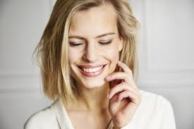 L'originalité de ce carré court repose principalement sur la longue frange dégradée qui recouvre le front de la jeune femme. Comment Porter Les Cheveux Mi Longs Magazine Avantages