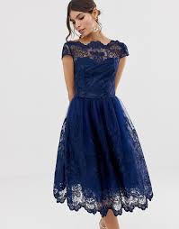 Nous vous avons donc concocté des robes qui vous feront un look canon.vous ne résisterez pas à nos imprimés made in héroïnes et à nos coupes résolument rétro et glamour. Chi Chi London Robe Mi Longue En Dentelle De Qualite Superieure A Mancherons Bleu Marine Asos