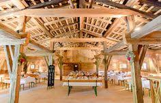 Im schnitt hängen dann noch lampions oder lichterketten von der decke, die farbgestaltung bewegt sich zwischen pastell. 60 Hochzeitslocations Bayern Bavarian Locations Ideen Hochzeitslocation Hochzeit Location Hochzeit