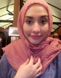 Permohanan pelakon dan model, zarina anjoulie mohamad fahizul supaya mahkamah tinggi di kuala lumpur memasukkan. Biodata Dan Latar Belakang Pelakon Zarina Anjoulie Iluminasi