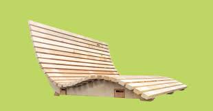 Gartenbank aus holz als liegebank an der burgruine baldenau. Hangsofa Hangeliege