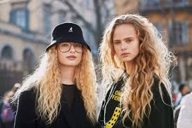 Die guten alten lockenwickler, die das. Frisuren Fur Locken Diese Looks Sind Jetzt Angesagt
