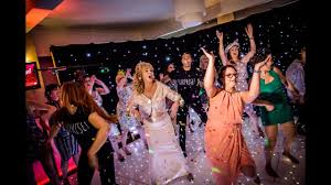 Du bist auf der suche nach einem wunderschönen und praktischem geschenk für eine verlobte dieses schöne notizbuch ist das perfekte geschenk für alle, die ihre hochzeit selbst planen möchten! 10 Ideen Fur Den Flashmob Auf Eurer Hochzeit Weltklassejungs De Blog