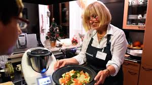 La vente à domicile est un secteur en pleine expansion. Vente A Domicile Tout Sur Le Statut Juridique Et La Remuneration L Express L Entreprise