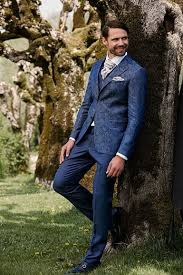 Gerade bei den hochzeiten ist die tendenz stark ausgeprägt, die figur des bräutigams durch den anzug zu. Hochzeitsanzug In Blau Brautmoden Boos