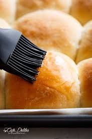 Easy Soft Dinner Rolls Is A Simple Recipe No Mixer Needed Hardly Any Kneading Plus No Eggs Fluffy Soft And Per Dinner Rolls Dinner Rolls Recipe Easy Rolls