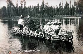 Trajinera Adornada Por Los Canales De Xochimilco Por El Fotografo Hugo Brehme Fotos De Mexico Xochimilco Historia De Mexico