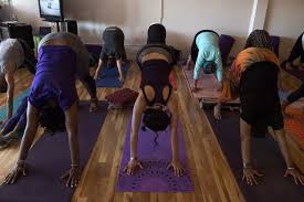 Yogis Enter The Downward Facing Dog Position During Kemetic Yoga Workshop Lead By Yirser Ra Hotep Though Kemetic Yoga S Kemetic Yoga Indian Yoga Yoga Workshop