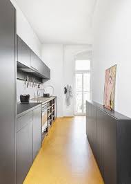 Eine schmale küche bedeutet nicht, dass sie auf eine gute ausstattung sowie platz zum kochen und essen verzichten müssen. Kuchenideen Fur Schmale Raume Kuchengestaltung Haus Kuchen Kuchendesign