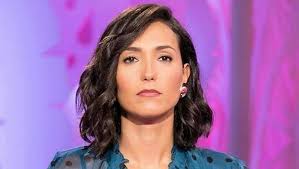 La conduttrice tv ha sfoggiato il primo costume dell'estate su instagram, ed è stata pioggia di like. Caterina Balivo La Massacrano Sul Web E Lei Risponde Quello Slip Che Indossi Baritalia News