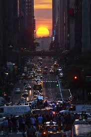 People Take Pictures Of Sunset On 42nd Street During The Manhattanhengein New York City Viaje A Nueva York Lugares Maravillosos Nueva York