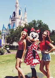 Disney Channel Stars Payton List And Kelli Berglund Hair And Makeup By Beaute Speciale Fotos En Disney Famosos Lindos Fotos De Amistad