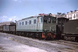 Trenes Y Tiempos Las Tracciones Termica Y Electrica En Renfe Vii Aquellas Primeras Sietemiles Renfe 7001 A 7012 Y Locomotora Electrica Tren Tren Antiguo
