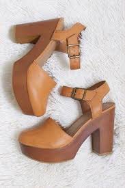 Lola Clog Heels Clog Heels Are The Must Have Shoe This Spring Featuring A Faux Wooden Platform And Chunky Heel Zapatos Suecos Zapatos Hermosos Zapatos Azules